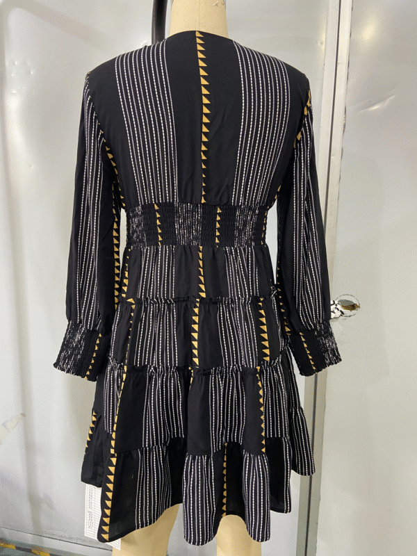 Black Retro Ruffled Dress with Golden Accents - 图片 4