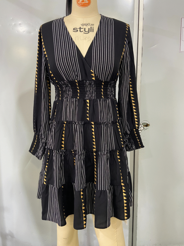 Black Retro Ruffled Dress with Golden Accents - 图片 3