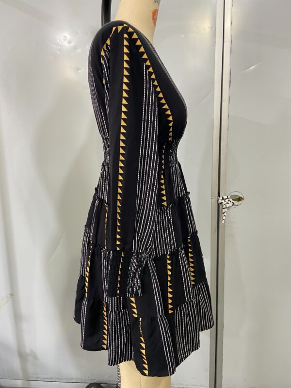 Black Retro Ruffled Dress with Golden Accents - 图片 2